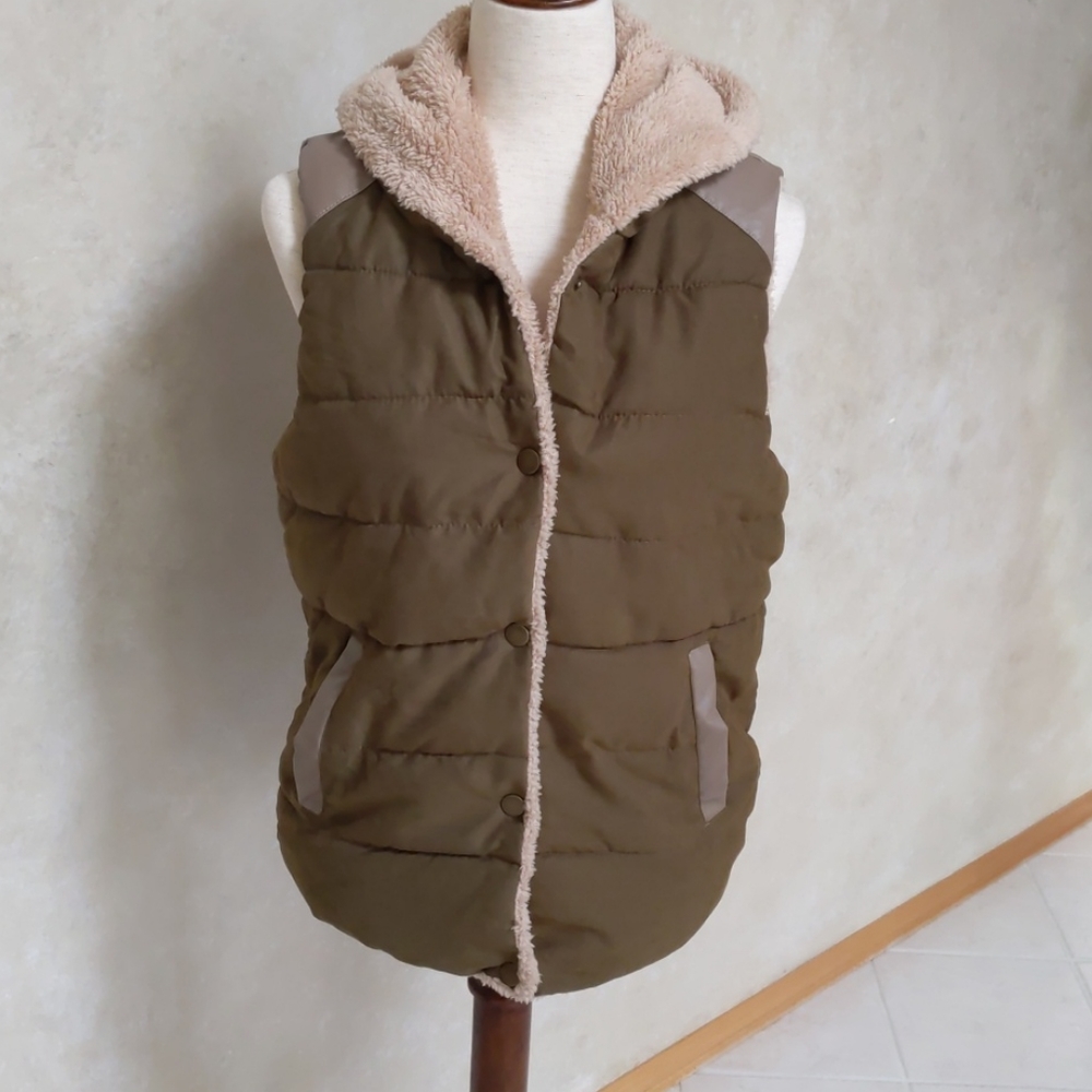 Thanth Hooded Vest